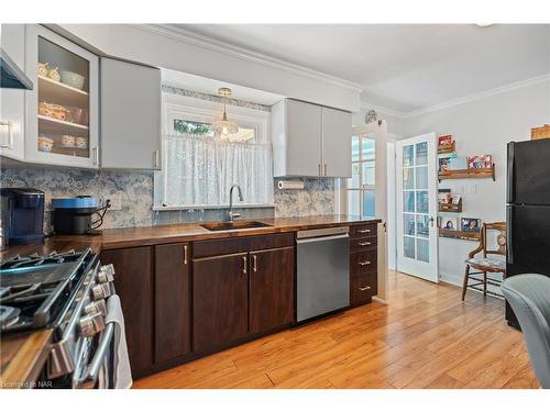 237 Cherryhill Blvd Boulevard S, Crystal Beach, ON - Indoor Photo Showing Kitchen