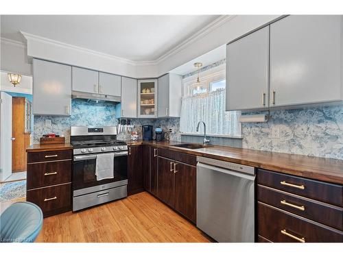 237 Cherryhill Blvd Boulevard S, Crystal Beach, ON - Indoor Photo Showing Kitchen