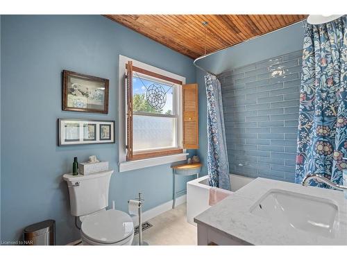 237 Cherryhill Blvd Boulevard S, Crystal Beach, ON - Indoor Photo Showing Bathroom