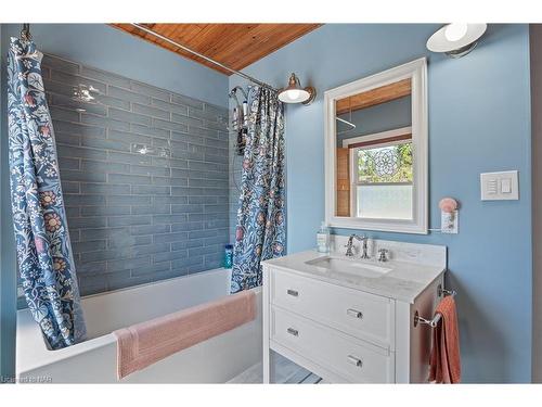 237 Cherryhill Blvd Boulevard S, Crystal Beach, ON - Indoor Photo Showing Bathroom