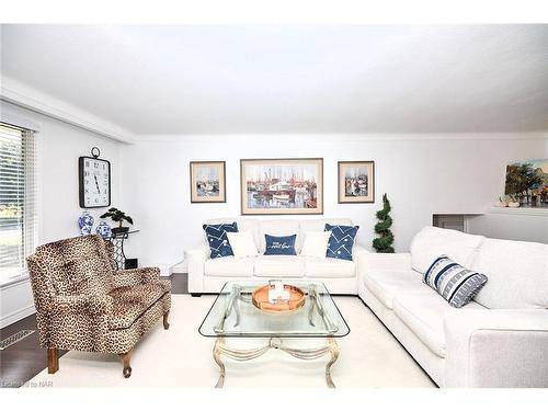 47 Monarch Park Drive, St. Catharines, ON - Indoor Photo Showing Living Room