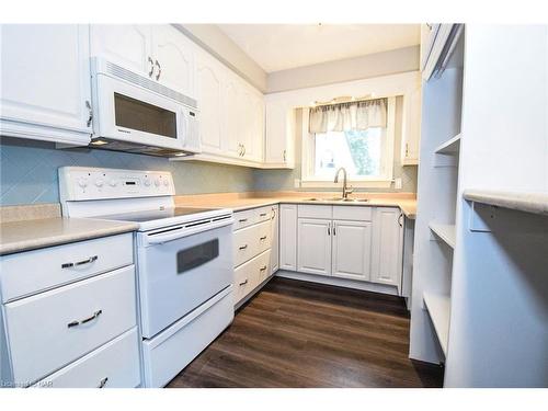 32 Duncan Drive, St. Catharines, ON - Indoor Photo Showing Kitchen