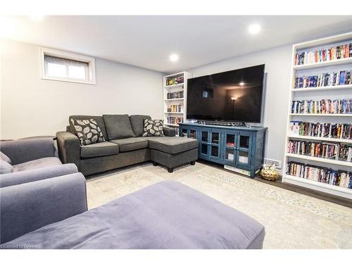 32 Duncan Drive, St. Catharines, ON - Indoor Photo Showing Living Room