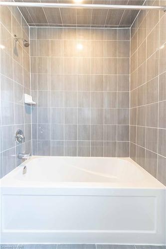 25 Oriole Crescent, Port Colborne, ON - Indoor Photo Showing Bathroom