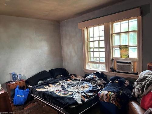 4104 Broughton Avenue, Niagara Falls, ON - Indoor Photo Showing Bedroom