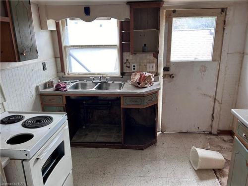 4104 Broughton Avenue, Niagara Falls, ON - Indoor Photo Showing Kitchen With Double Sink