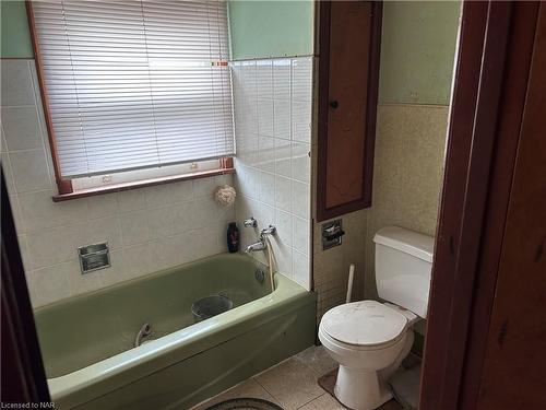 4104 Broughton Avenue, Niagara Falls, ON - Indoor Photo Showing Bathroom