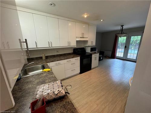 19 Victor Boulevard, St. Catharines, ON - Indoor Photo Showing Kitchen