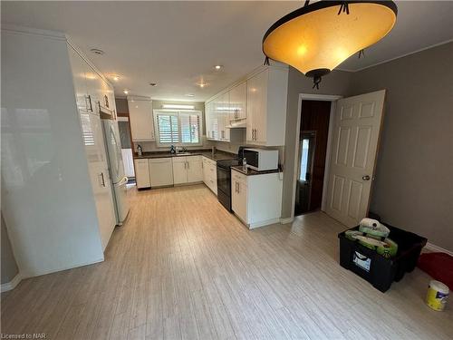 19 Victor Boulevard, St. Catharines, ON - Indoor Photo Showing Kitchen