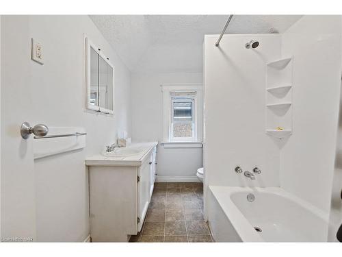 88 York Street, St. Catharines, ON - Indoor Photo Showing Bathroom