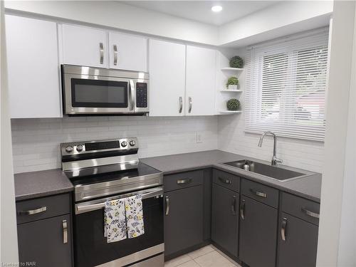 6567 Leeming Street, Niagara Falls, ON - Indoor Photo Showing Kitchen