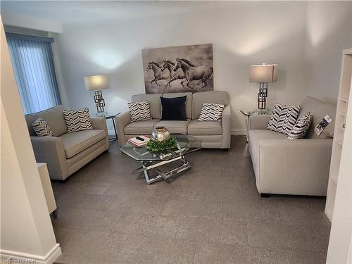 6567 Leeming Street, Niagara Falls, ON - Indoor Photo Showing Living Room