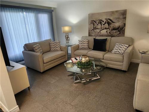 6567 Leeming Street, Niagara Falls, ON - Indoor Photo Showing Living Room