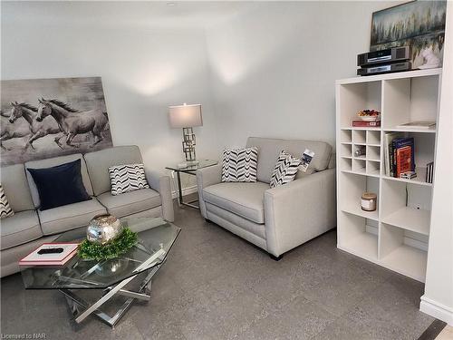 6567 Leeming Street, Niagara Falls, ON - Indoor Photo Showing Living Room