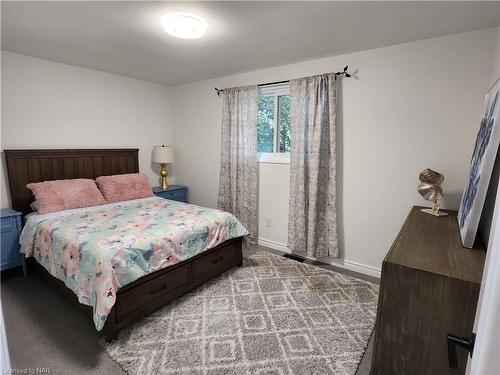 6567 Leeming Street, Niagara Falls, ON - Indoor Photo Showing Bedroom