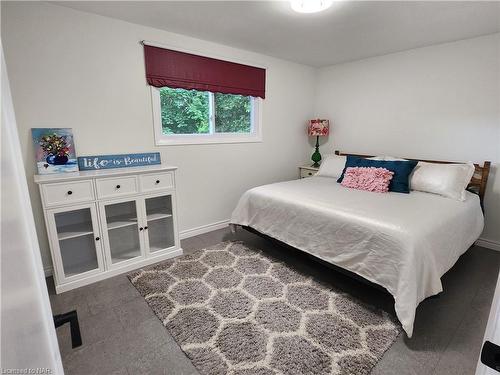 6567 Leeming Street, Niagara Falls, ON - Indoor Photo Showing Bedroom