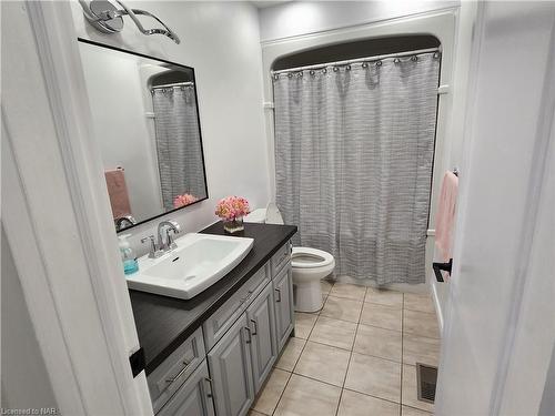 6567 Leeming Street, Niagara Falls, ON - Indoor Photo Showing Bathroom