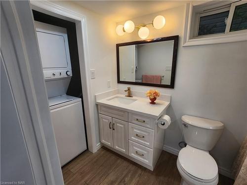 6567 Leeming Street, Niagara Falls, ON - Indoor Photo Showing Bathroom