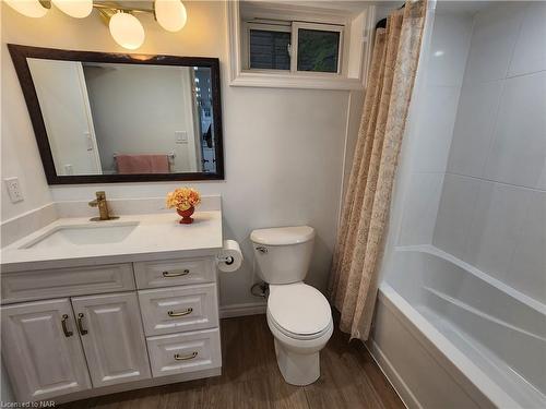 6567 Leeming Street, Niagara Falls, ON - Indoor Photo Showing Bathroom