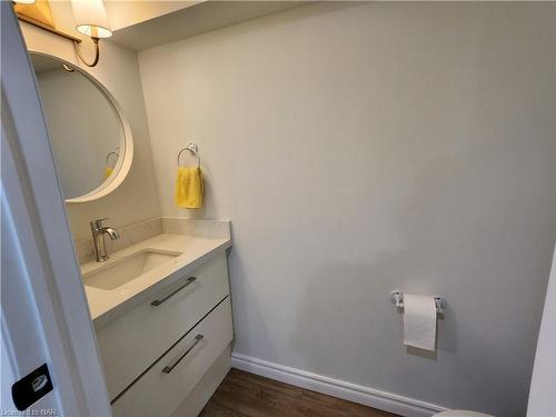 6567 Leeming Street, Niagara Falls, ON - Indoor Photo Showing Bathroom