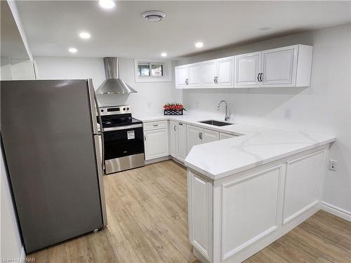 6567 Leeming Street, Niagara Falls, ON - Indoor Photo Showing Kitchen