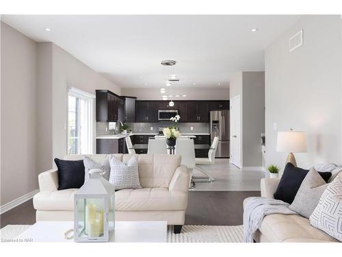 7819 Pender Street, Niagara Falls, ON - Indoor Photo Showing Living Room