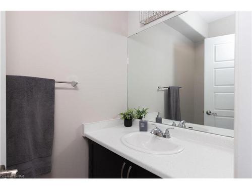 7819 Pender Street, Niagara Falls, ON - Indoor Photo Showing Bathroom