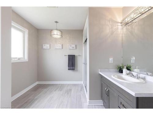 7819 Pender Street, Niagara Falls, ON - Indoor Photo Showing Bathroom