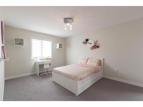 7819 Pender Street, Niagara Falls, ON - Indoor Photo Showing Bedroom