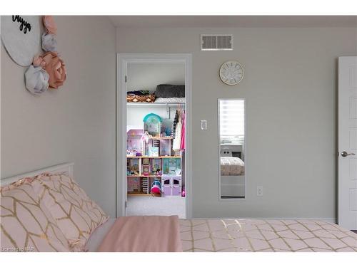 7819 Pender Street, Niagara Falls, ON - Indoor Photo Showing Bedroom