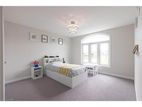 7819 Pender Street, Niagara Falls, ON - Indoor Photo Showing Bedroom