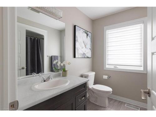 7819 Pender Street, Niagara Falls, ON - Indoor Photo Showing Bathroom