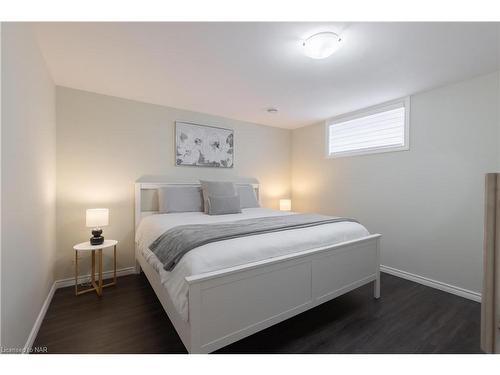 7819 Pender Street, Niagara Falls, ON - Indoor Photo Showing Bedroom