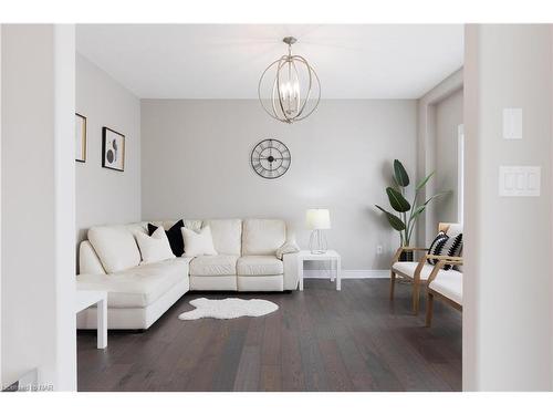 7819 Pender Street, Niagara Falls, ON - Indoor Photo Showing Living Room