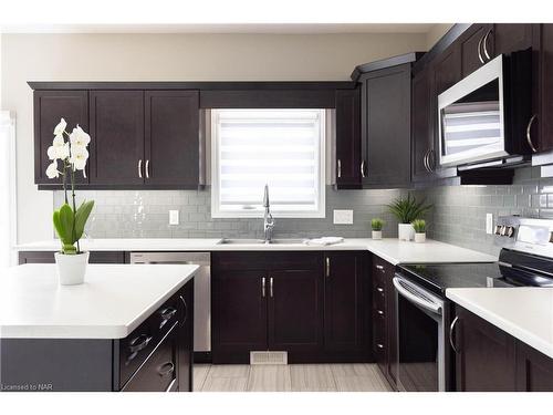 7819 Pender Street, Niagara Falls, ON - Indoor Photo Showing Kitchen With Double Sink With Upgraded Kitchen