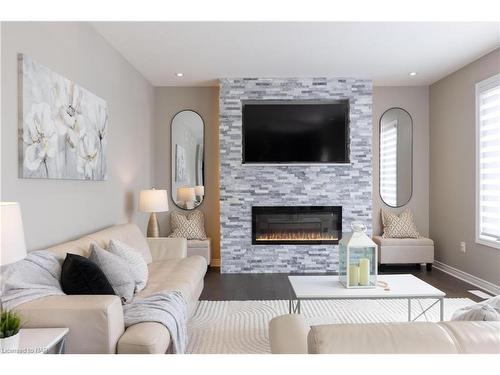 7819 Pender Street, Niagara Falls, ON - Indoor Photo Showing Living Room With Fireplace