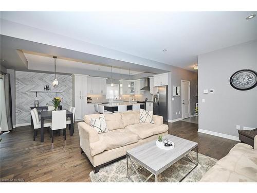 4274 Sixth Avenue, Niagara Falls, ON - Indoor Photo Showing Living Room