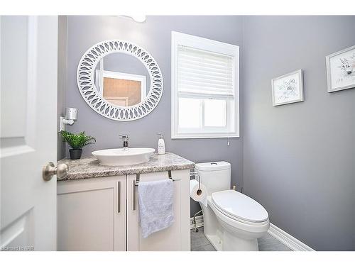 4274 Sixth Avenue, Niagara Falls, ON - Indoor Photo Showing Bathroom