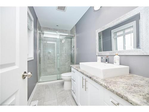 4274 Sixth Avenue, Niagara Falls, ON - Indoor Photo Showing Bathroom