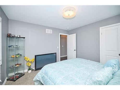 4274 Sixth Avenue, Niagara Falls, ON - Indoor Photo Showing Bedroom