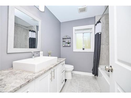 4274 Sixth Avenue, Niagara Falls, ON - Indoor Photo Showing Bathroom