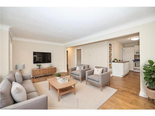 4 Melba Road, St. Catharines, ON - Indoor Photo Showing Living Room