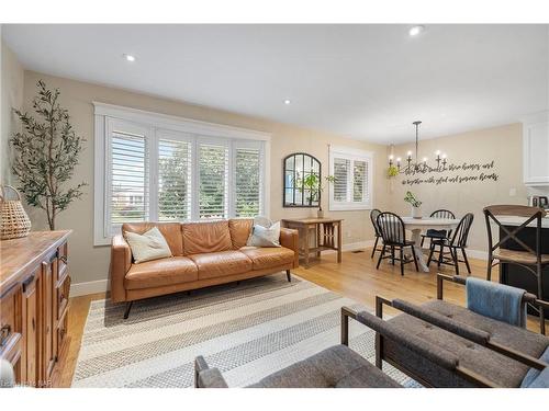 46 Prince Charles Drive, St. Catharines, ON - Indoor Photo Showing Living Room