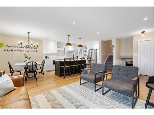 46 Prince Charles Drive, St. Catharines, ON - Indoor Photo Showing Living Room