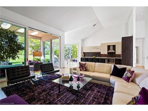 747 Green Street, Niagara-On-The-Lake, ON - Indoor Photo Showing Living Room