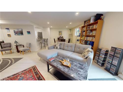 84 Ziraldo Road, St. Catharines, ON - Indoor Photo Showing Living Room