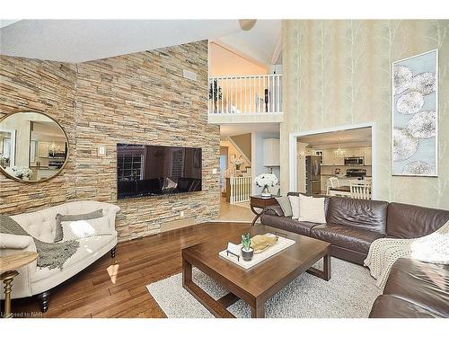 68 Welstead Drive, St. Catharines, ON - Indoor Photo Showing Living Room