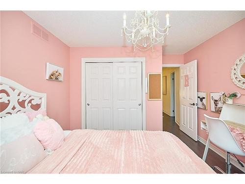 68 Welstead Drive, St. Catharines, ON - Indoor Photo Showing Bedroom