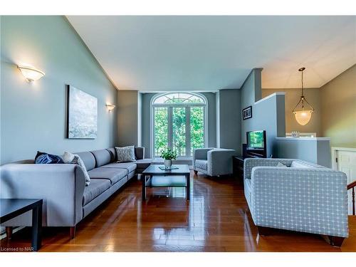 64 Sandra Drive, Fenwick, ON - Indoor Photo Showing Living Room