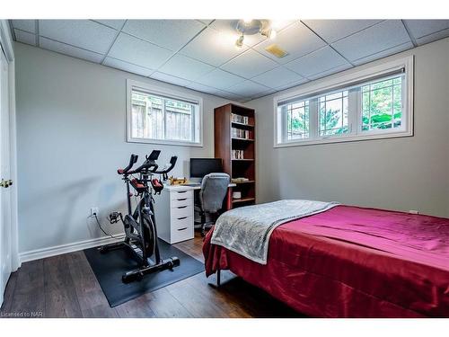 64 Sandra Drive, Fenwick, ON - Indoor Photo Showing Bedroom